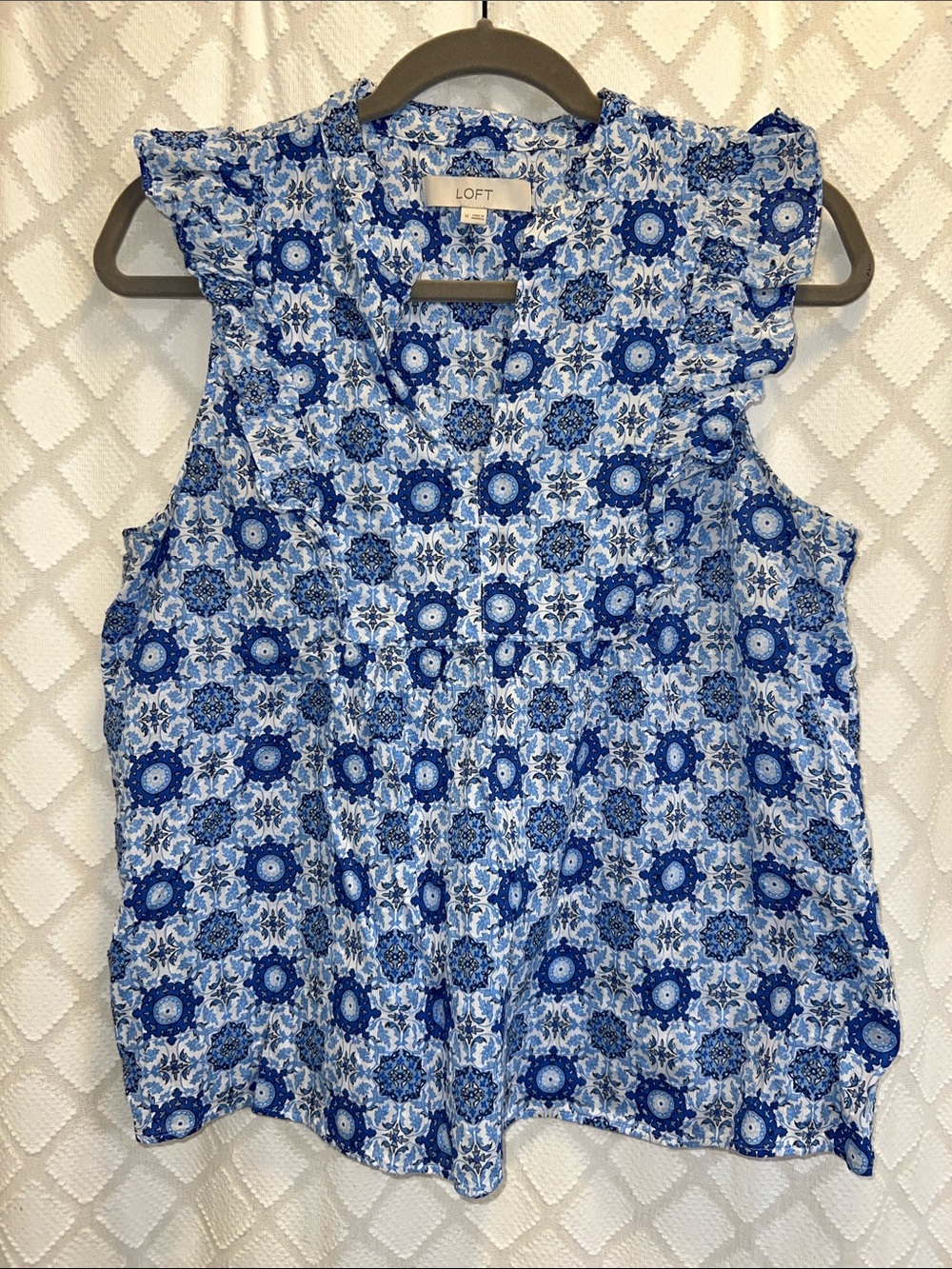 LOFT Sz M Blue and White Floral Medallion Cap-Sleeve Top